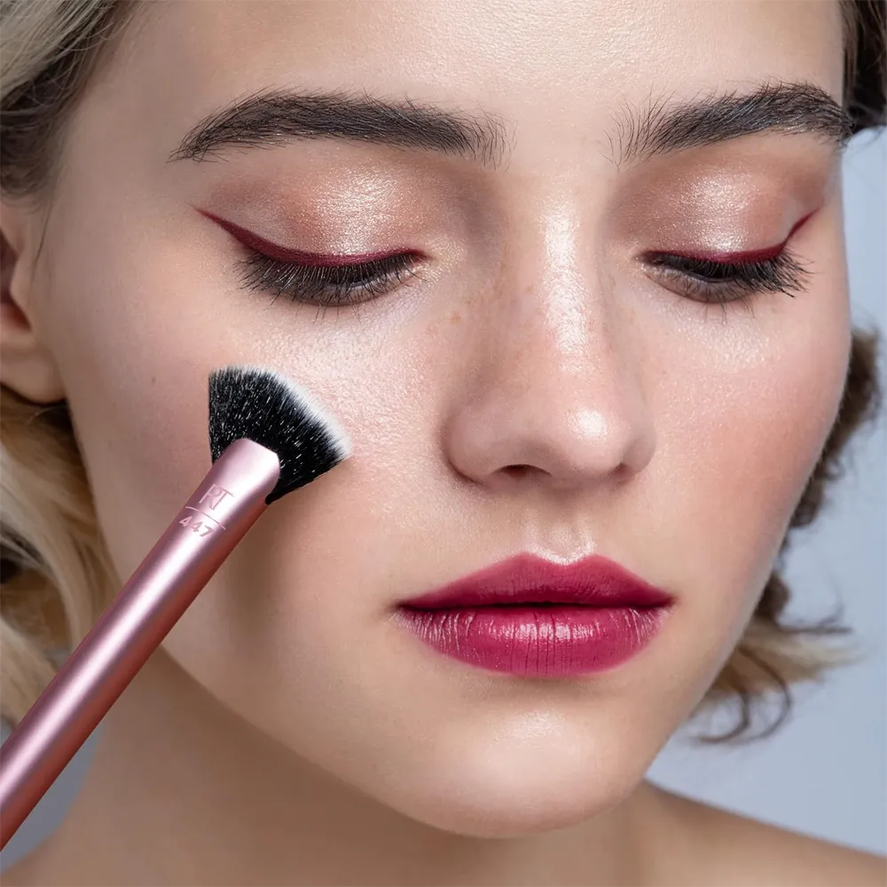 Real Techniques Sheer Radiance Fan Makeup Brush thumbnail 4