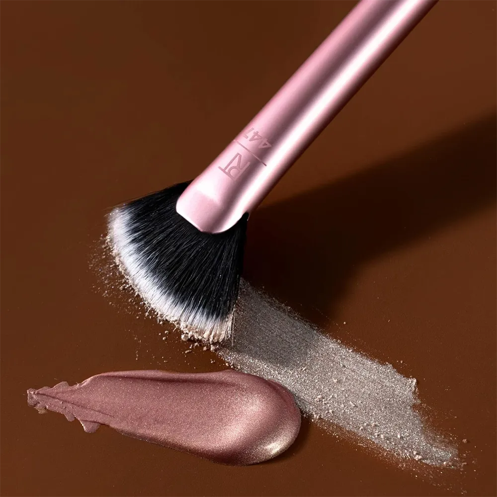 Real Techniques Sheer Radiance Fan Makeup Brush thumbnail 5