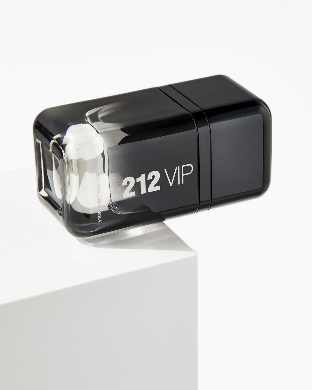 Carolina Herrera 212 VIP Black Eau De Parfum - 50 ml thumbnail 4